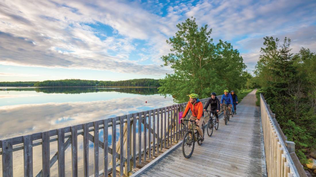 Cyclistes sur le sentier Rum Runners en Nouvelle-Écosse | <i>Tourism Nova Scotia</i>