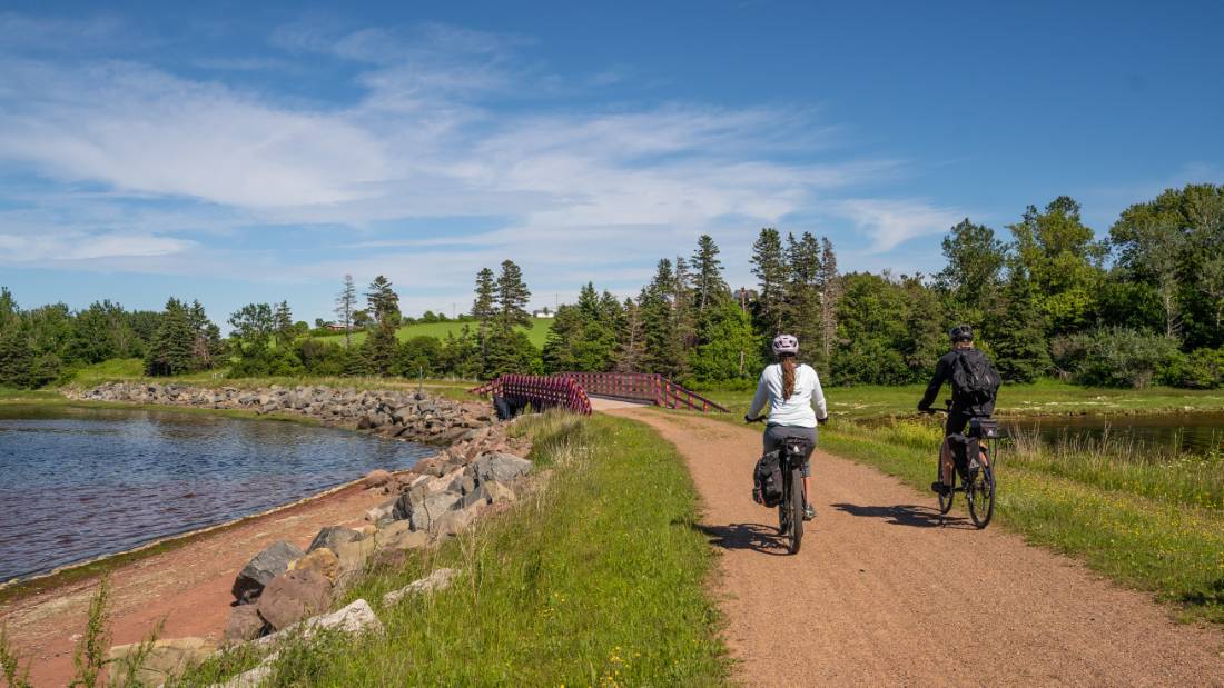 Vélo au bord de la baie St. Peters sur le Sentier de la Confédération | <i>Sherry Ott</i>