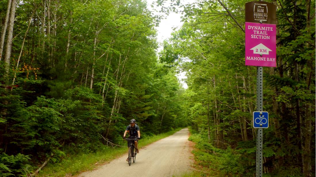 Vélo sur le sentier Rum Runners en direction de Lunenburg, en Nouvelle-Écosse | <i>Caroline Mongrain</i>